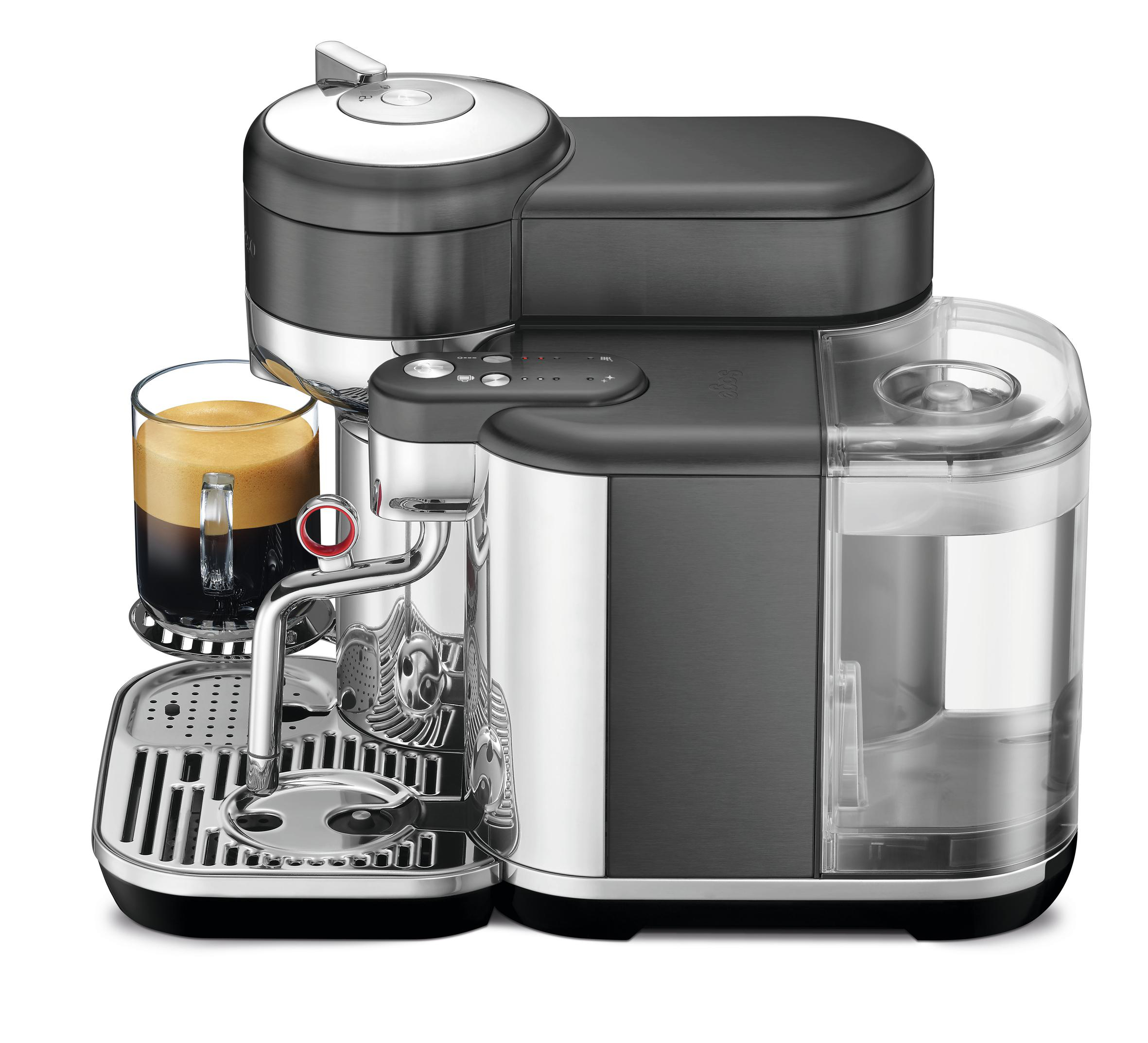 Espressomaschine, eine Tasse Kaffee links. Schwarz und Silber. Wassertank.