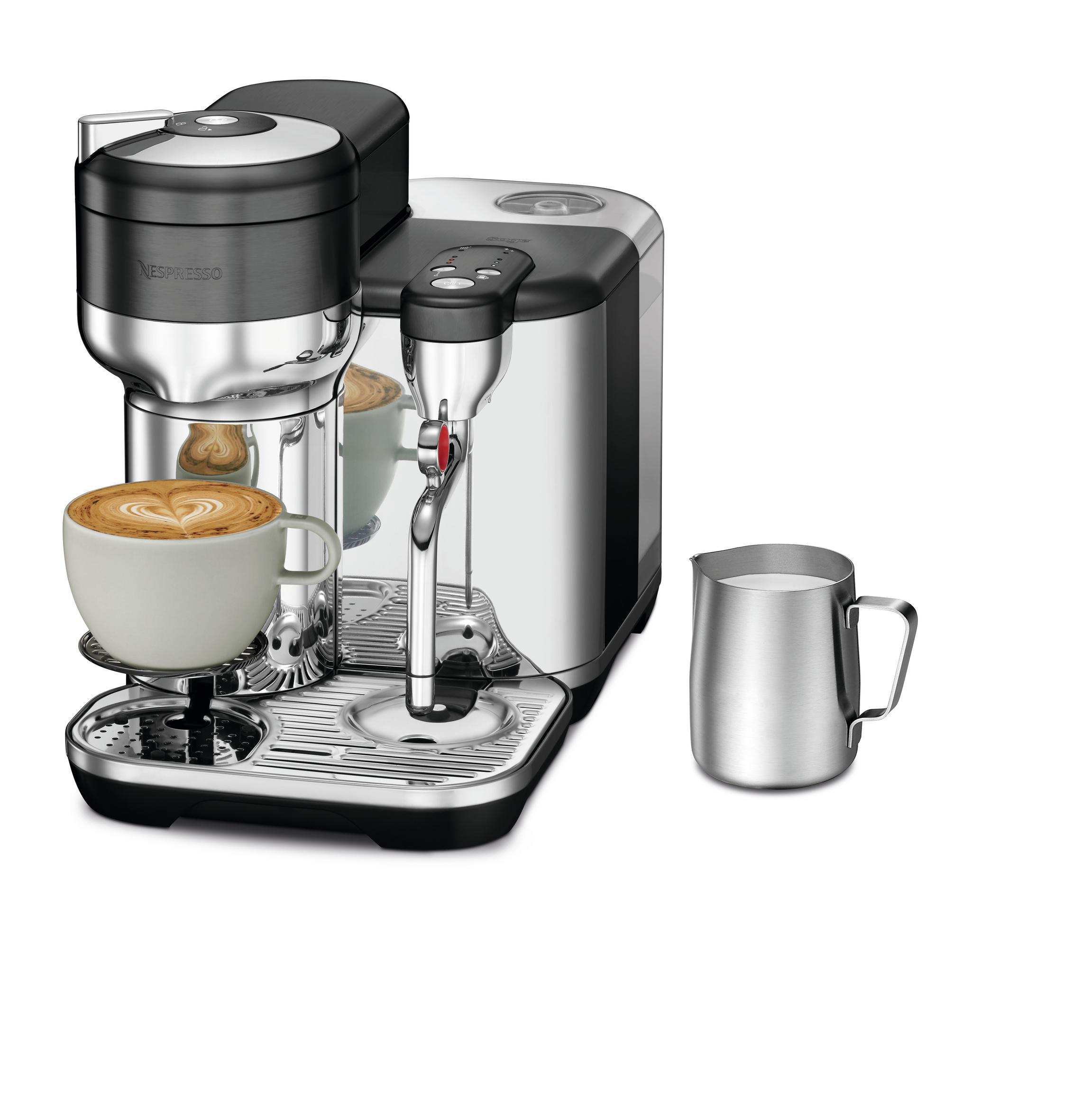 Silberne Espressomaschine mit Latte. Daneben steht ein Milchbehälter aus Stahl. Weißer Hintergrund.