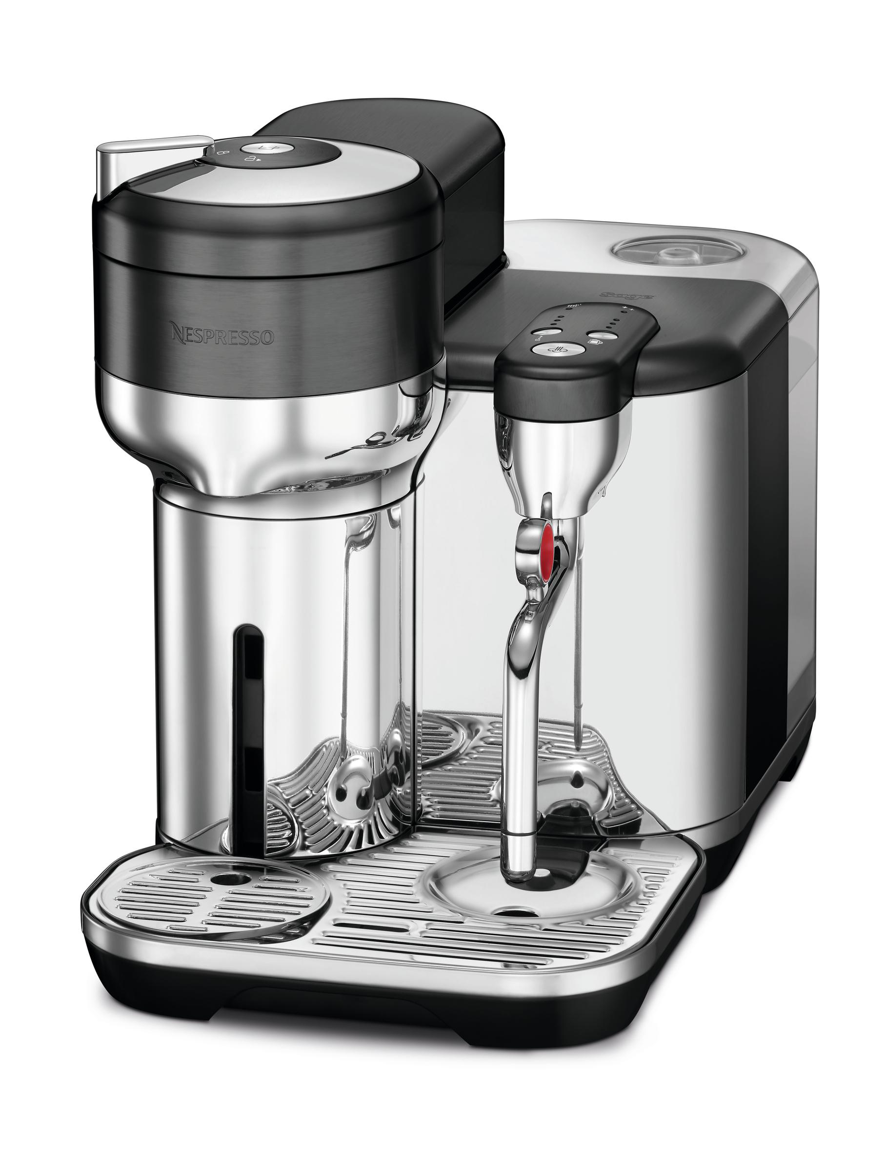 Eine Nespresso-Kaffeemaschine. Sie ist silber und schwarz, mit Wassertank und Espressospender.