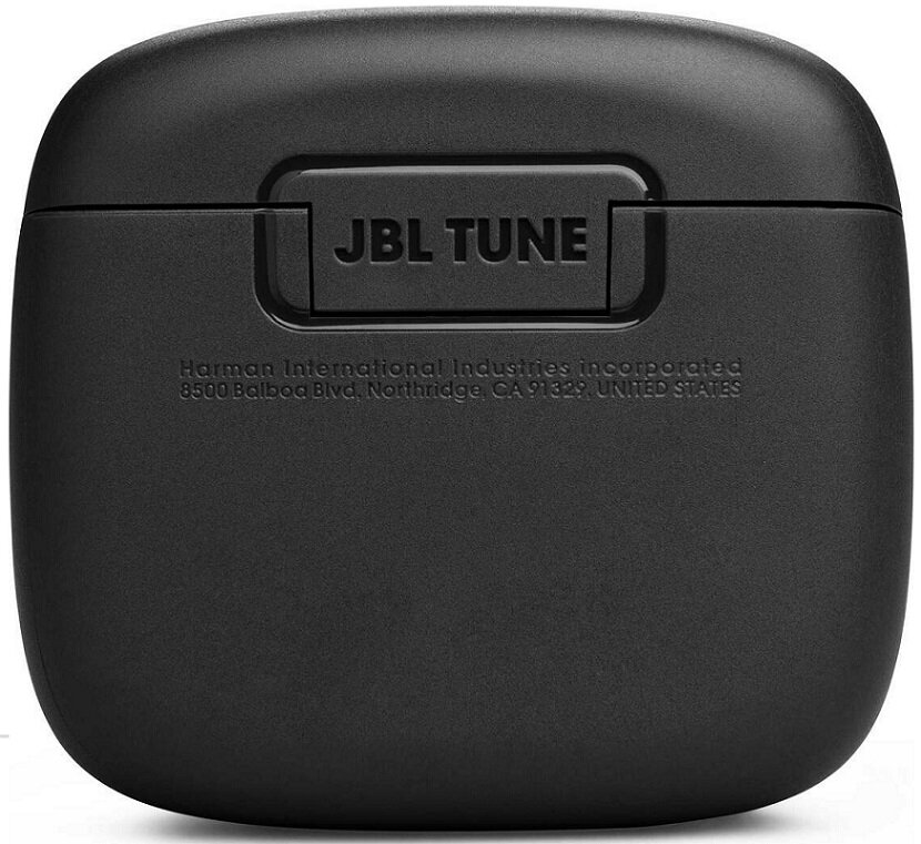 Czarne etui ładujące słuchawek JBL Tune. Logo jest wydrukowane na górze.
