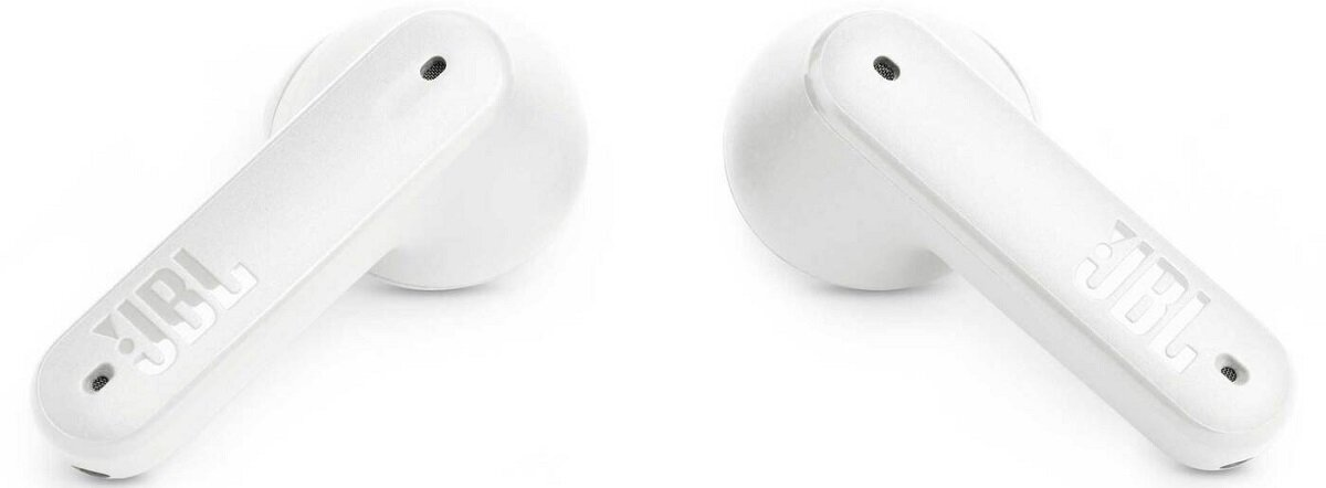 Dwa białe słuchawki JBL, pod kątem, na białym tle.