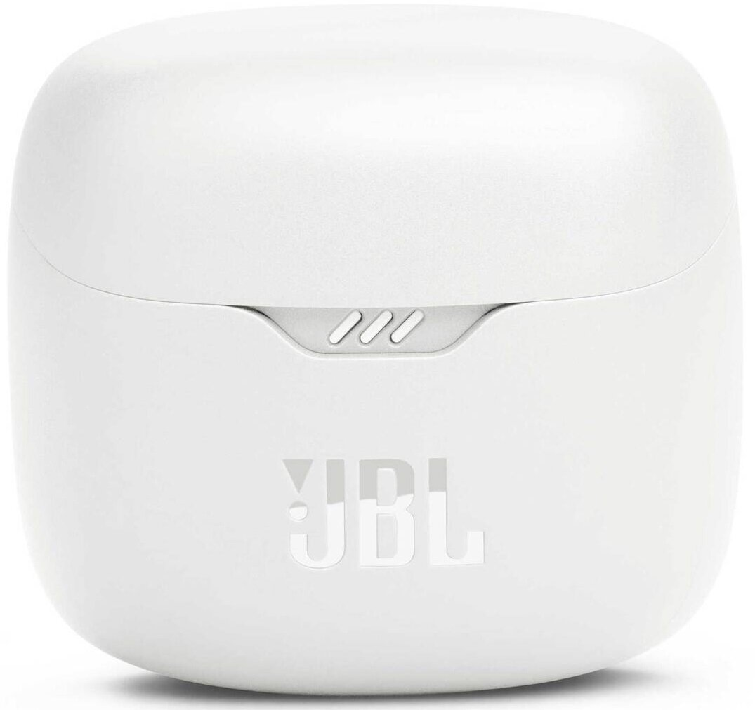Białe etui ładujące słuchawki JBL z widocznym logo JBL.