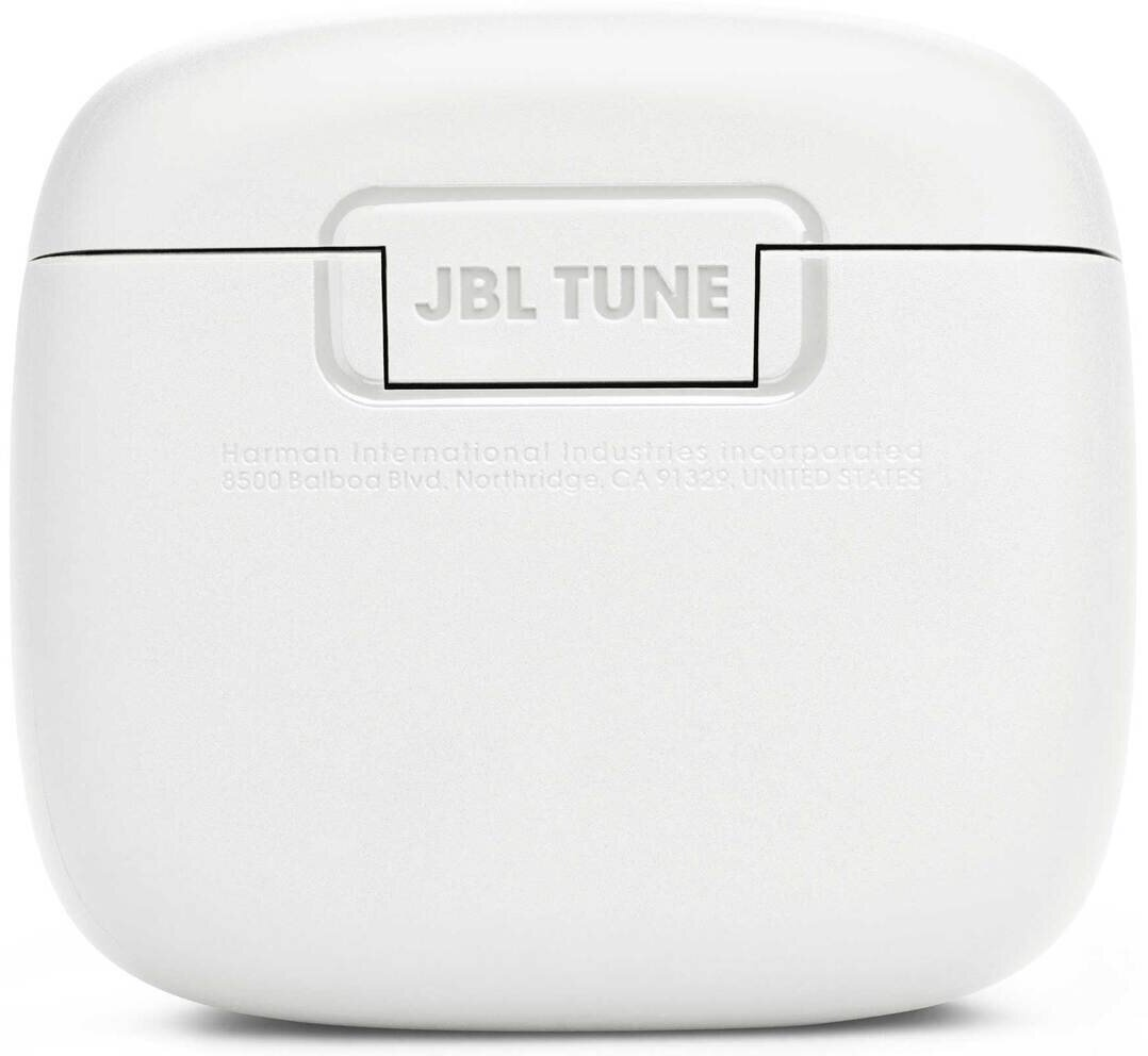 Białe etui JBL Tune z nazwą marki. Białe tło.