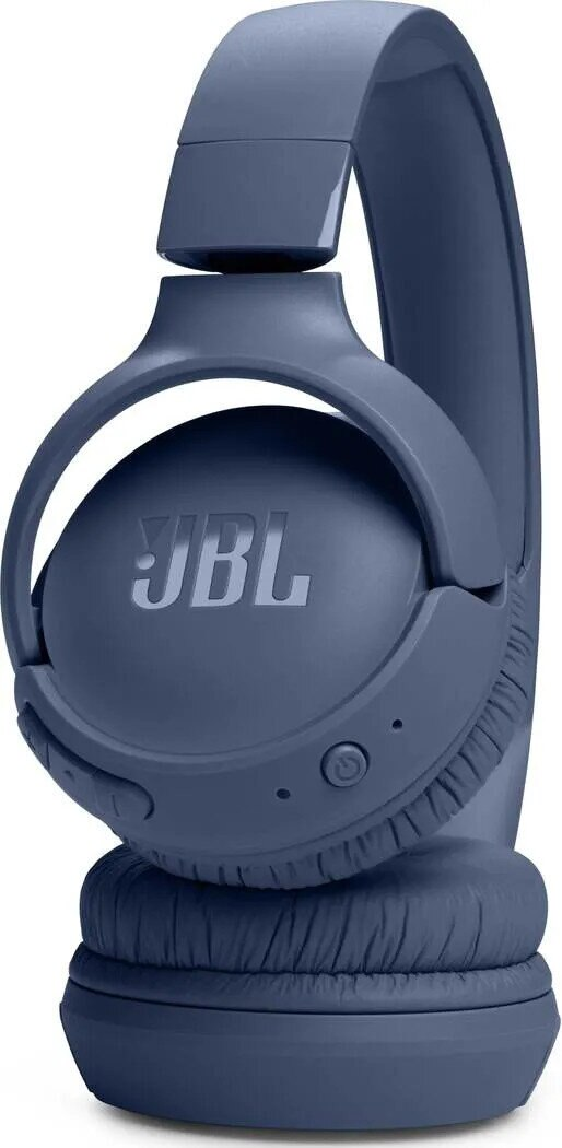 Niebieskie słuchawki JBL. Logo JBL jest widoczne z boku słuchawek.