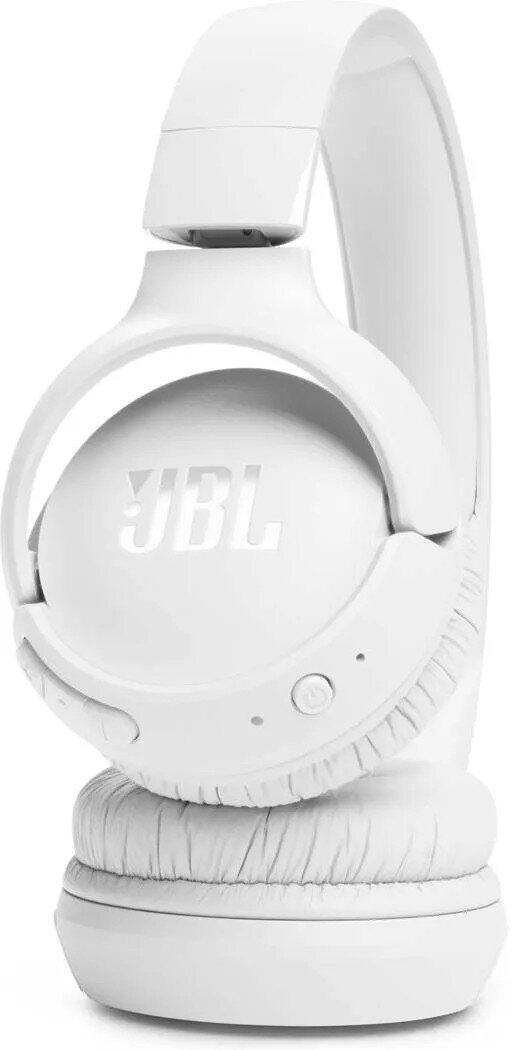 Białe słuchawki JBL z widocznym logo JBL, widok z kąta.