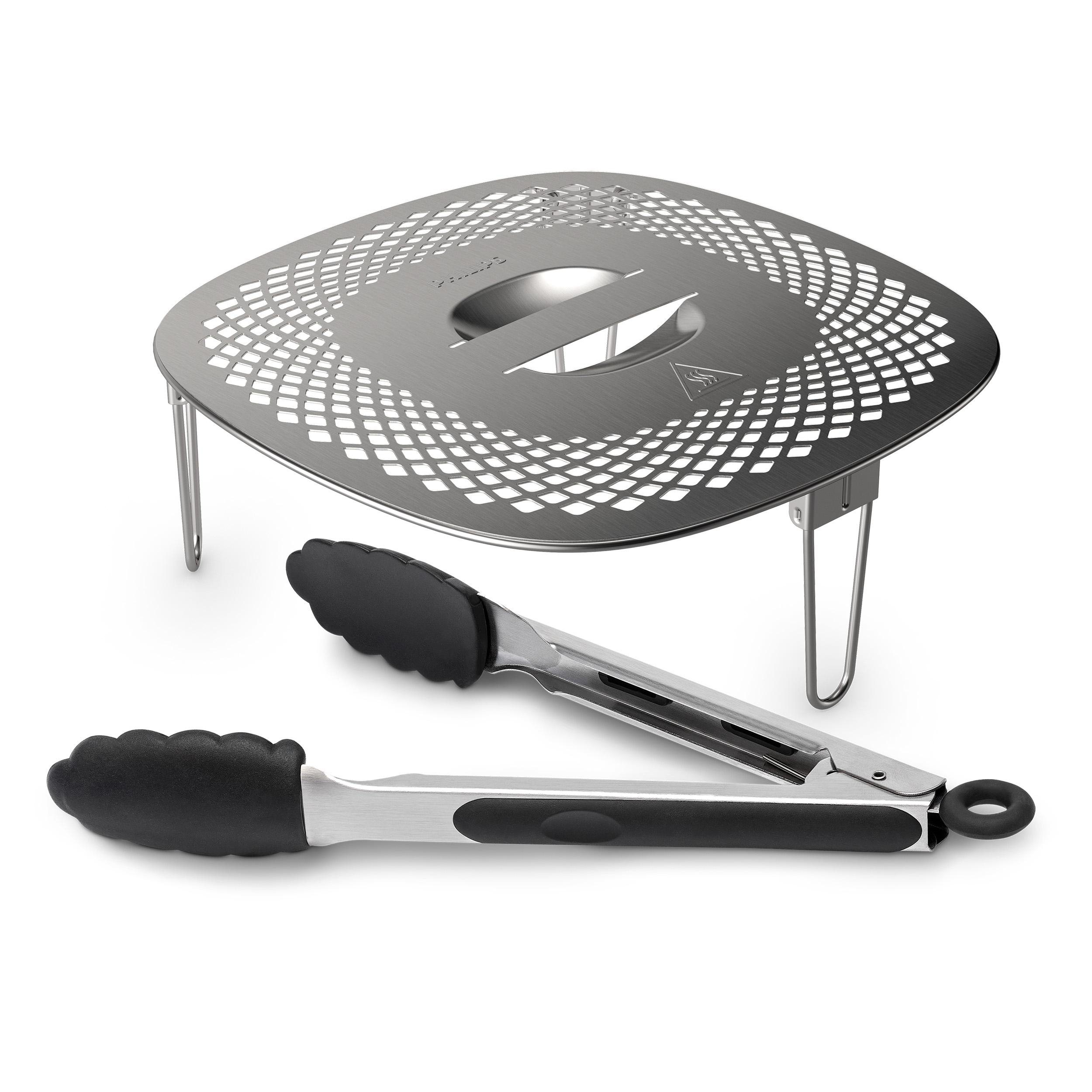 Ein Edelstahlgrill und Zangen. Der Grill hat ein Diamantmuster, die Zangen schwarze Griffe.