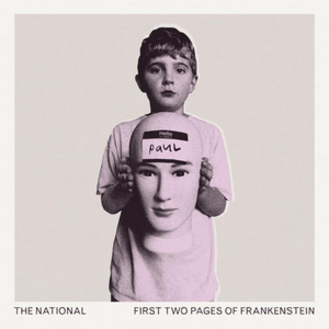 Ein Junge hält einen Schaufensterpuppenkopf mit der Aufschrift 'Paul'. Albumcover: The National.