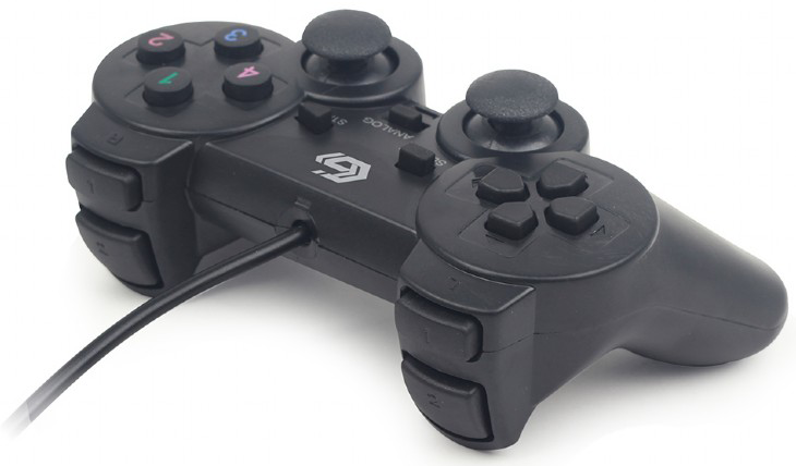 Fekete gamepad két analóg karral, gombokkal és kábellel. A vezérlő fehér háttéren.