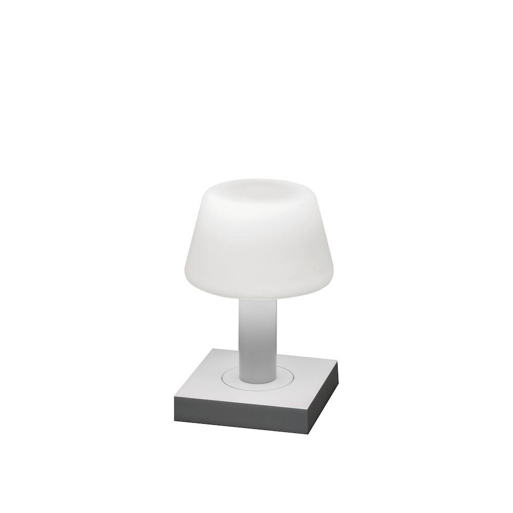 Eine weiße Lampe. Sie hat einen quadratischen Sockel und einen weißen, kegelförmigen Lampenschirm.