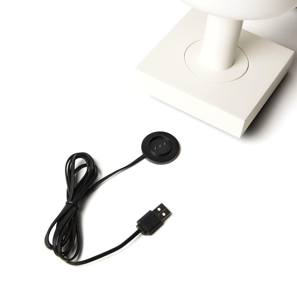 Weiße kabellose Ladegerätbasis und schwarzes Ladekabel.