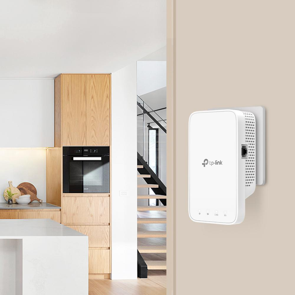 Weißer Router an der Wand montiert. In der Nähe eines Holzschranks und einer Treppe platziert.