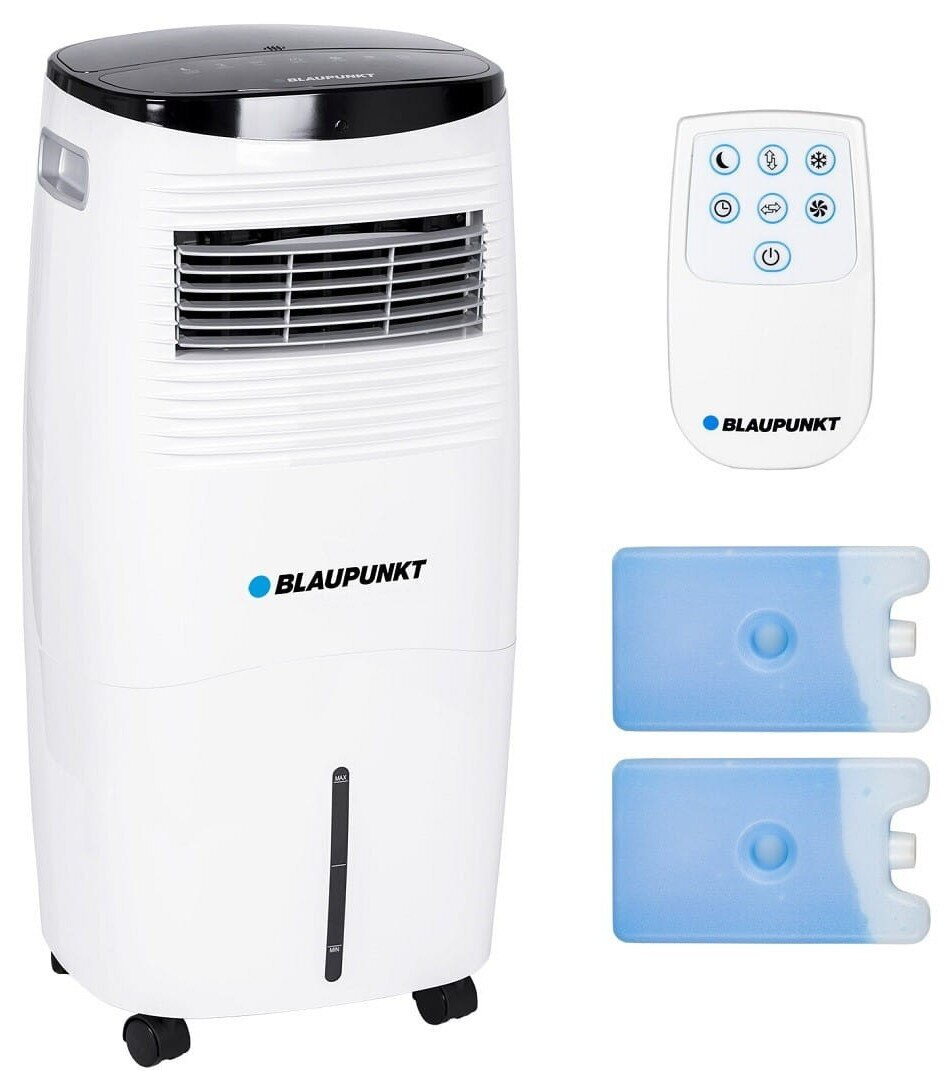Biały klimatyzator Blaupunkt z pilotem i dwoma niebieskimi wkładami chłodzącymi. Czarny wierzch i koła. Panel sterowania.