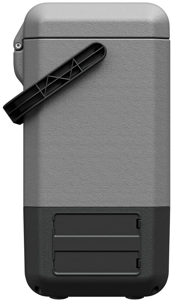 Szara lodówka turystyczna z czarnym uchwytem i dwoma czarnymi zatrzaskami na dole.