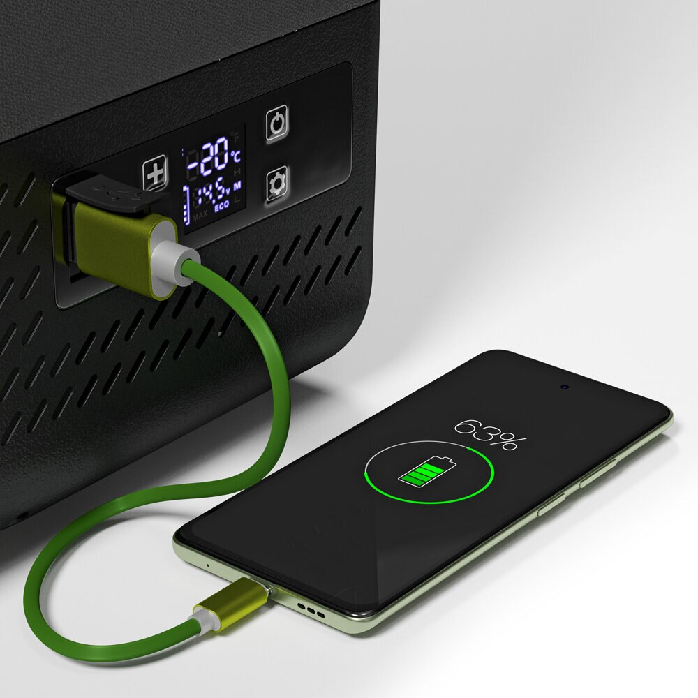 Czarne urządzenie ładuje smartfon zielonym kablem. Ekran pokazuje 63%.