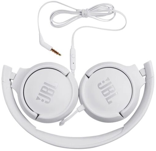 Białe słuchawki JBL, złożone, z białym kablem i wtykiem 3,5 mm.