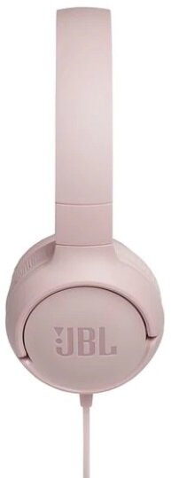 Różowe słuchawki JBL, wyśrodkowane, z kablem. Białe tło.