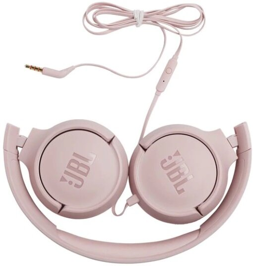 Różowe słuchawki JBL są złożone. Kabel ma mikrofon i pozłacaną wtyczkę.