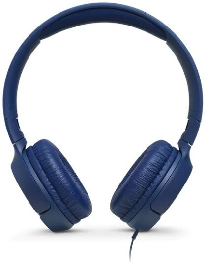 Para niebieskich słuchawek nausznych z czarnym przewodem. Słuchawki są na białym tle.