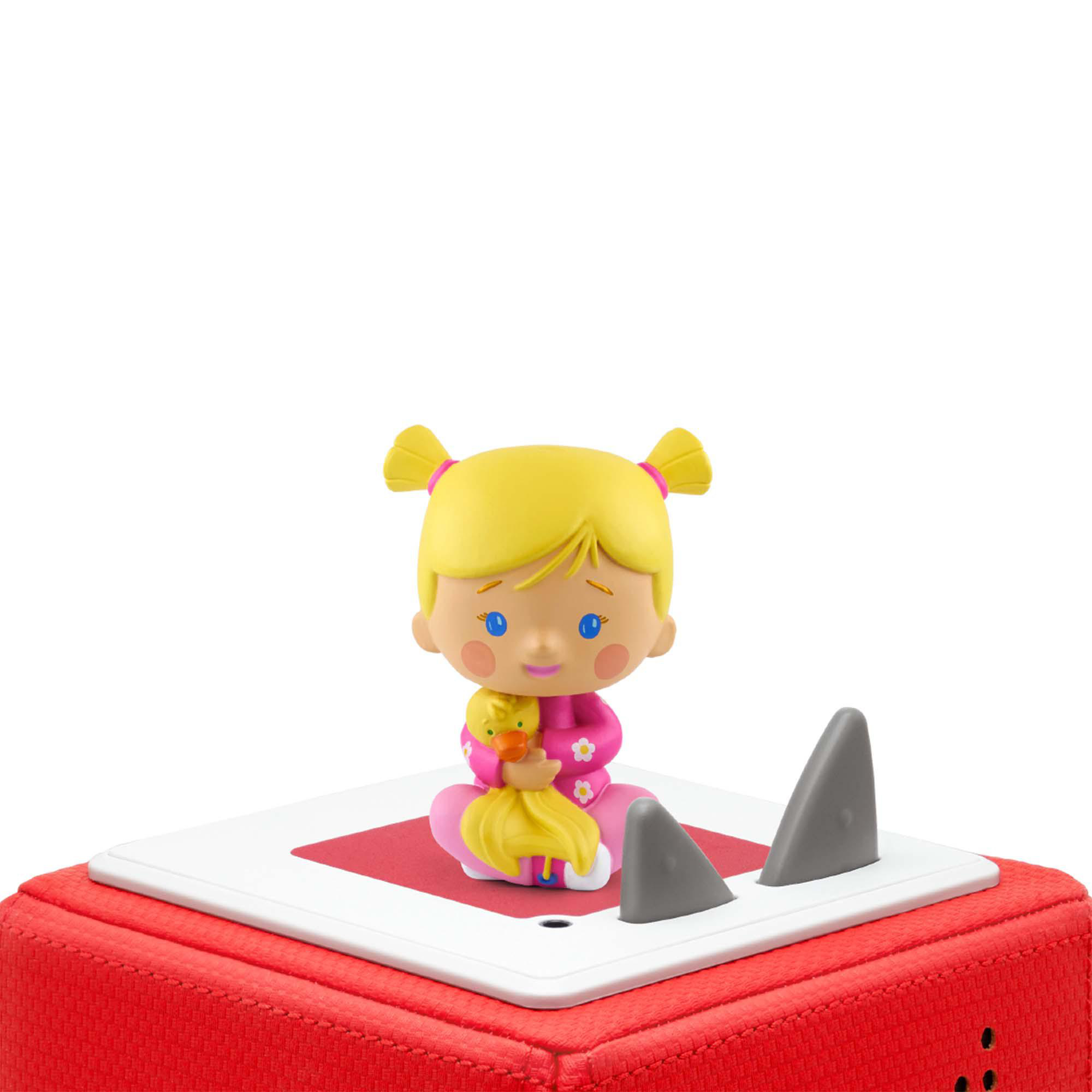 Ein blondes Mädchenspielzeug hält ein gelbes Entenspielzeug. Das Spielzeug steht auf roter Basis.