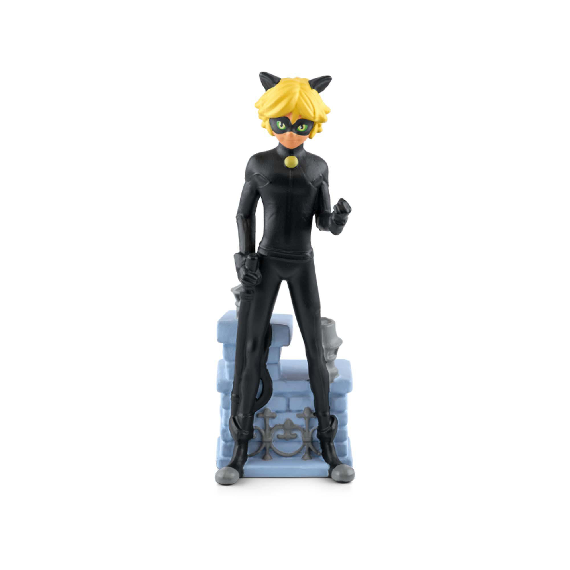 Cat Noir Figur, schwarzer Anzug, gelbe Haare, steht auf blauem Block.