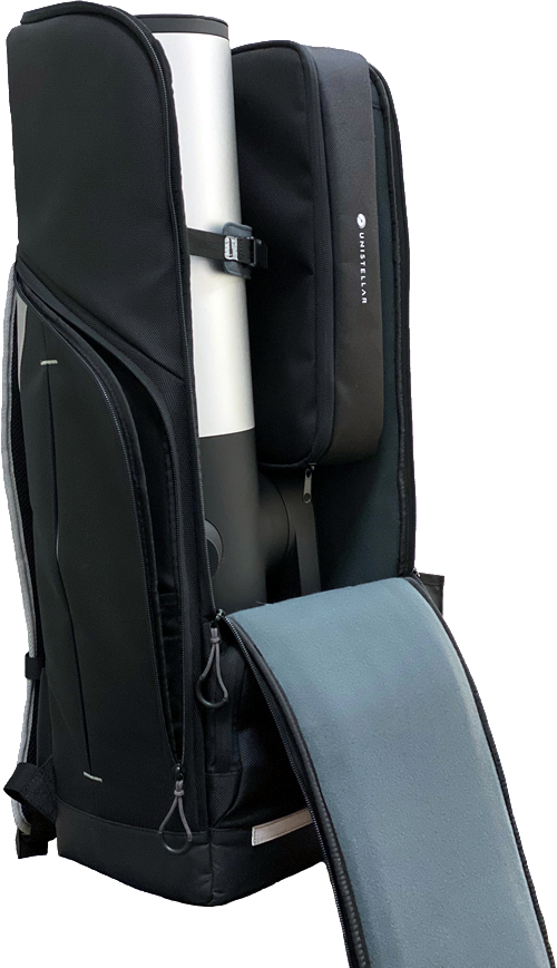 Offene, schwarze Teleskoptasche mit silbernem Teleskop und kleiner schwarzer Tasche.