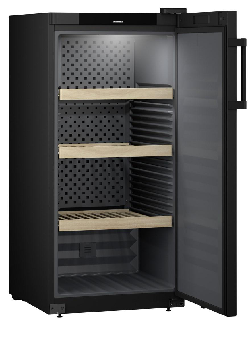 Ein schwarzer Kühlschrank mit geöffneter Tür. Im Inneren befinden sich Holzregale, und der Innenraum ist beleuchtet.