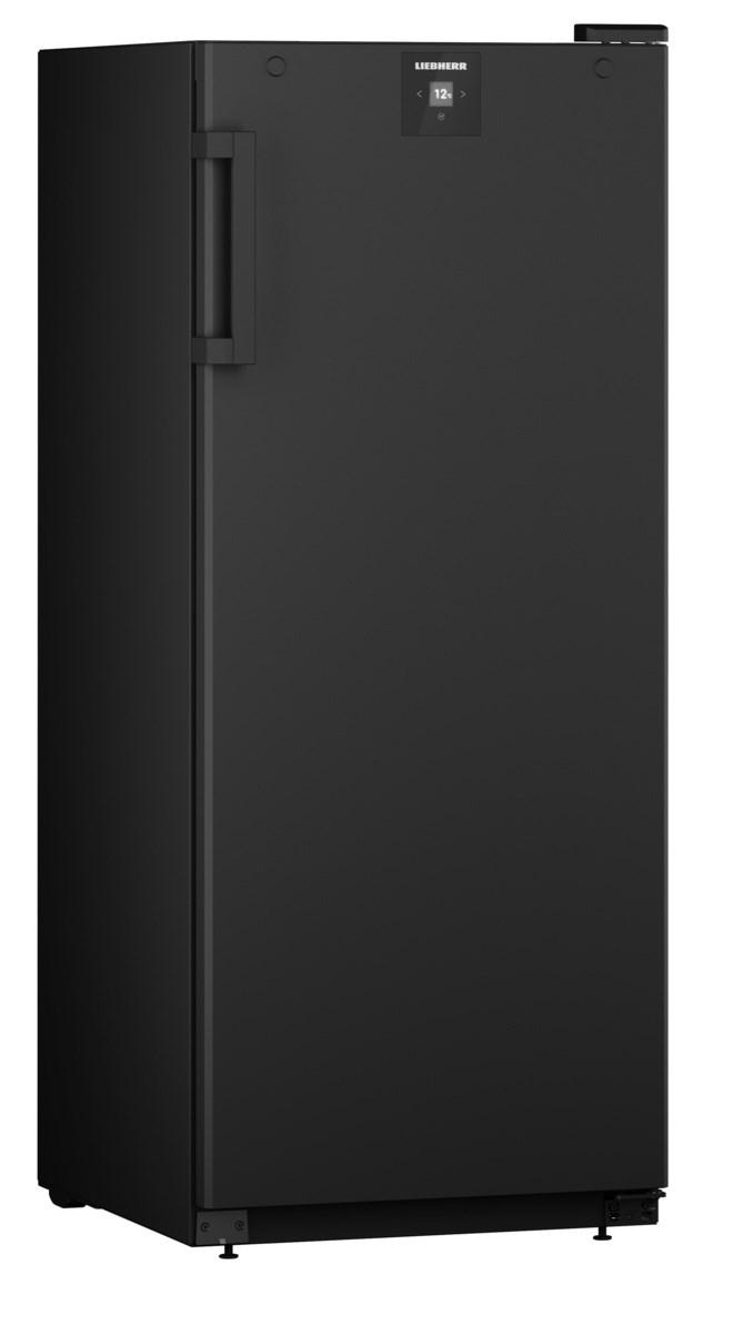 Ein hoher, schwarzer Kühlschrank mit Griff und Display an der Tür.