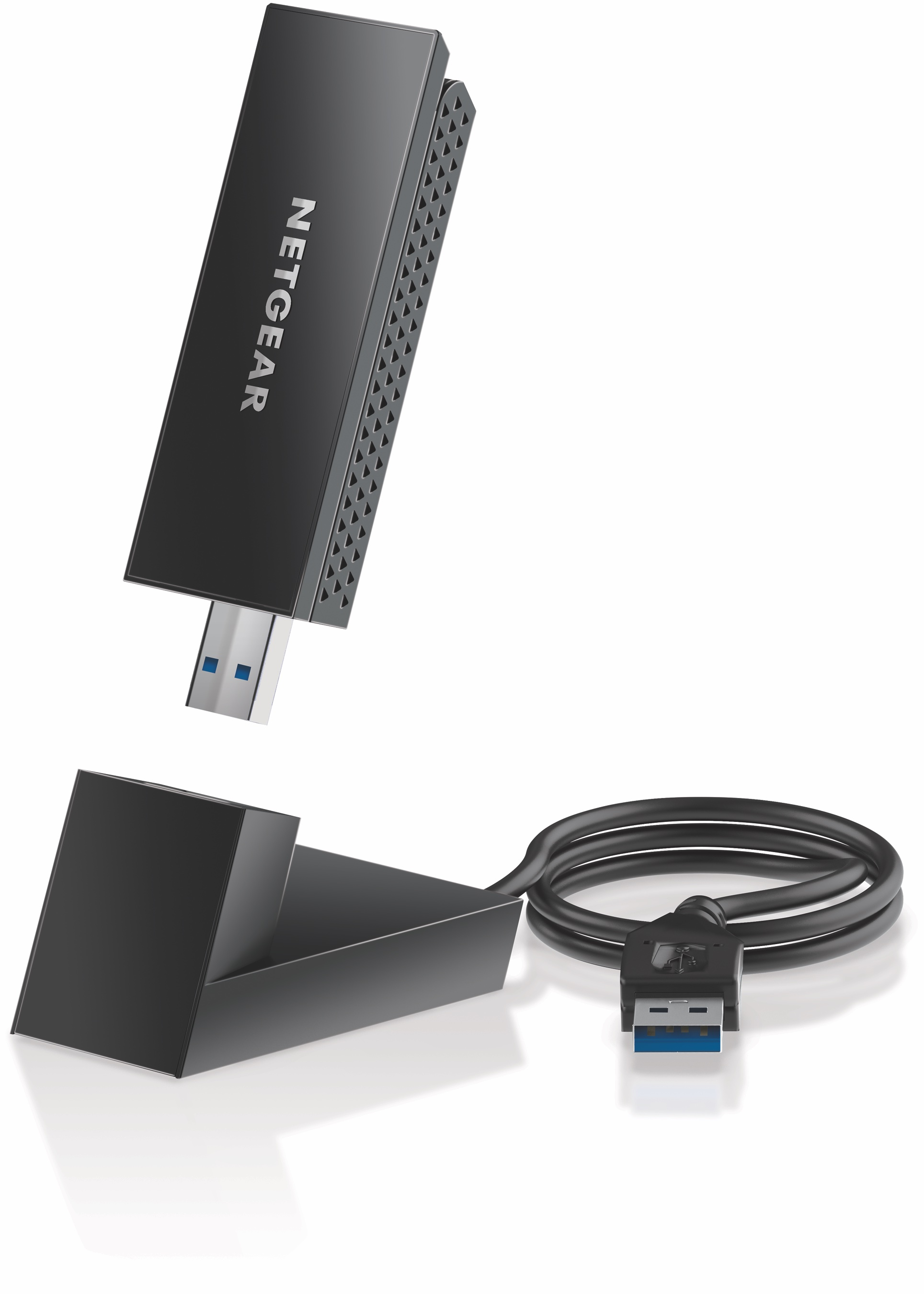 Ein schwarzer Netgear USB-Adapter, ein USB-Kabel und eine Basis sind auf weißem Hintergrund zu sehen.