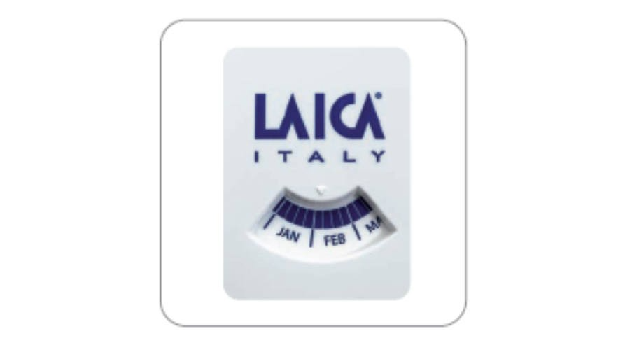 Fehér számlap, LAICA ITALY felirattal, csúszó jelzővel a hónapokhoz, JAN-tól MA-ig.