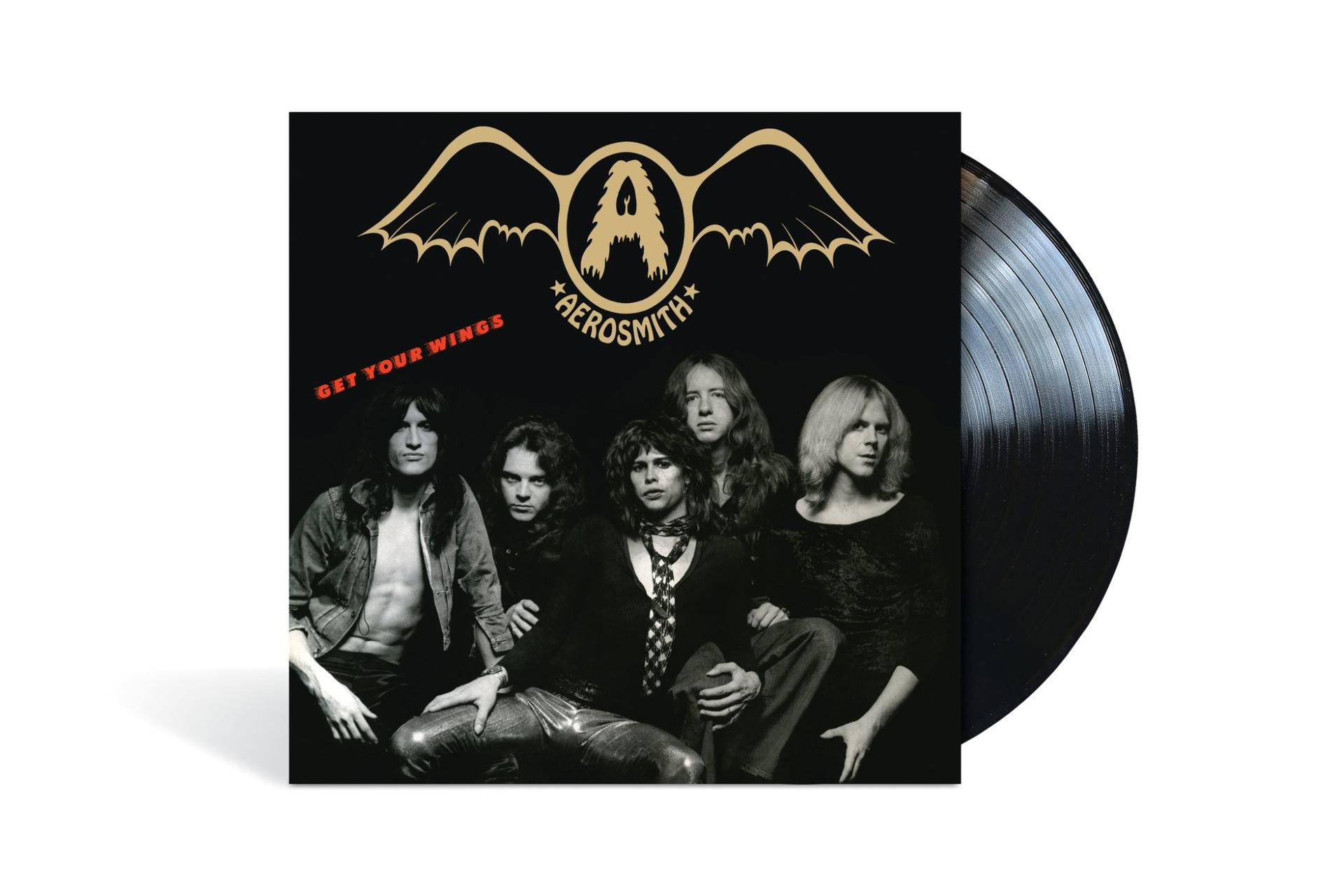 Vinil lemez Aerosmith album borítójával. A zenekar tagjai fekete-fehér fotón.