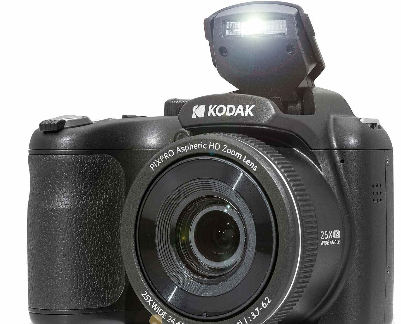 Czarny aparat Kodak z otwartą lampą błyskową. Obiektyw jest na środku z napisami. Aparat znajduje się na białym tle.