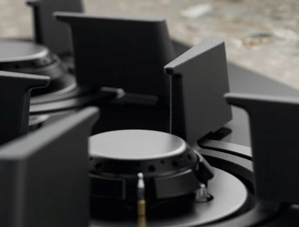 Czarny palnik kuchenki gazowej pokazany z bliska.