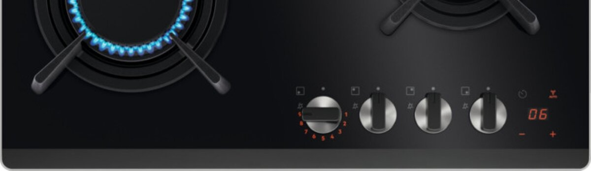 Czarna płyta kuchenna z niebieskim płomieniem i pokrętłami.