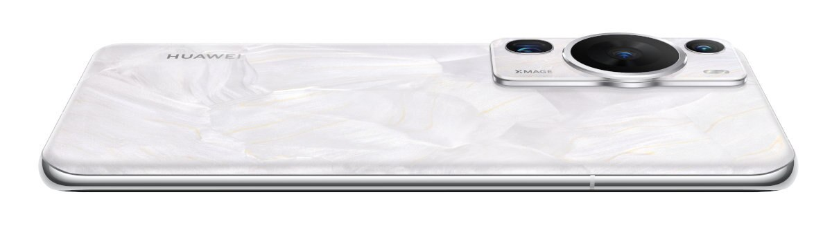 Biały smartfon o perłowym wyglądzie na białym tle. Posiada potrójny aparat i metalową ramkę.