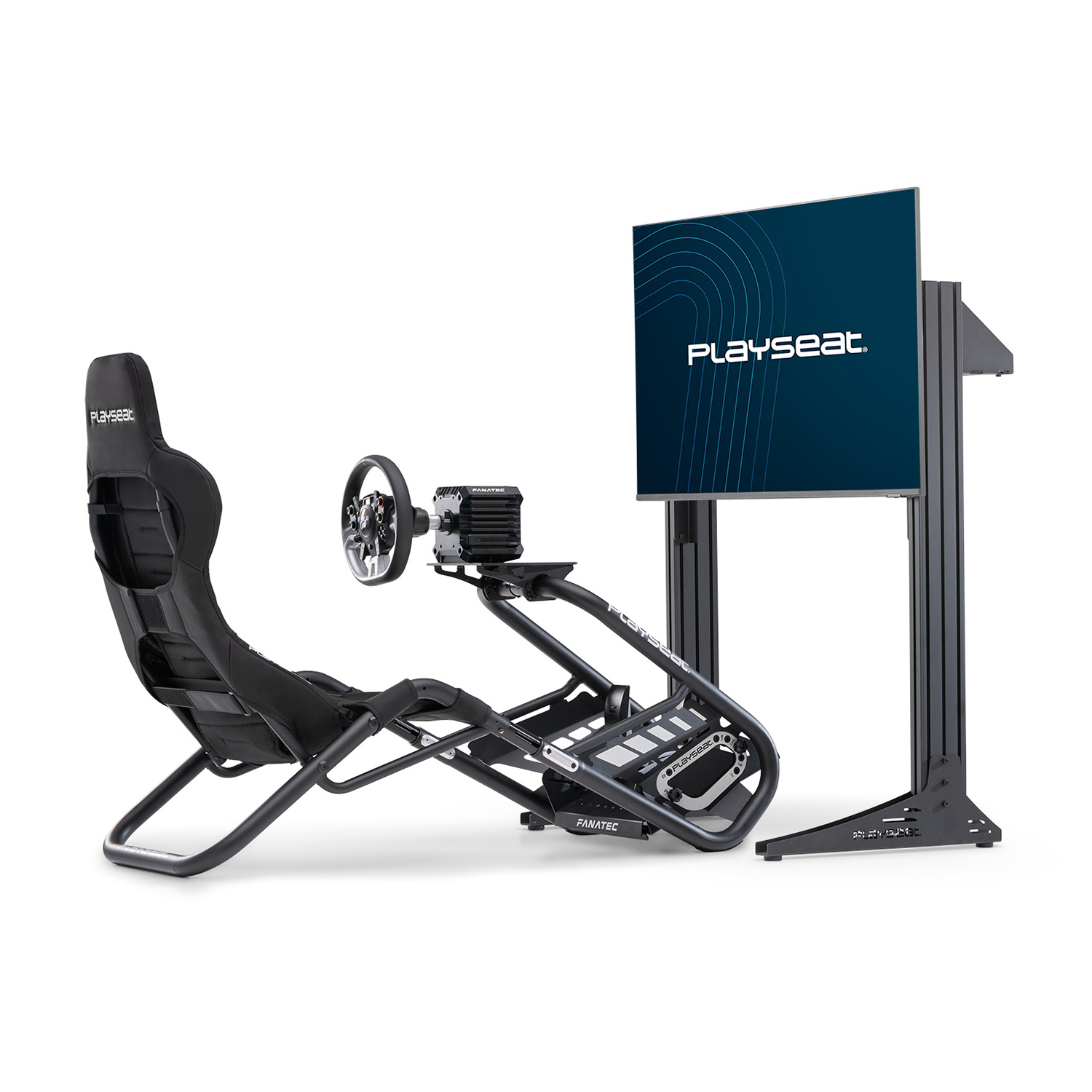 Un setup di simulatore di corse: sedile nero, volante, monitor e supporto su sfondo bianco.