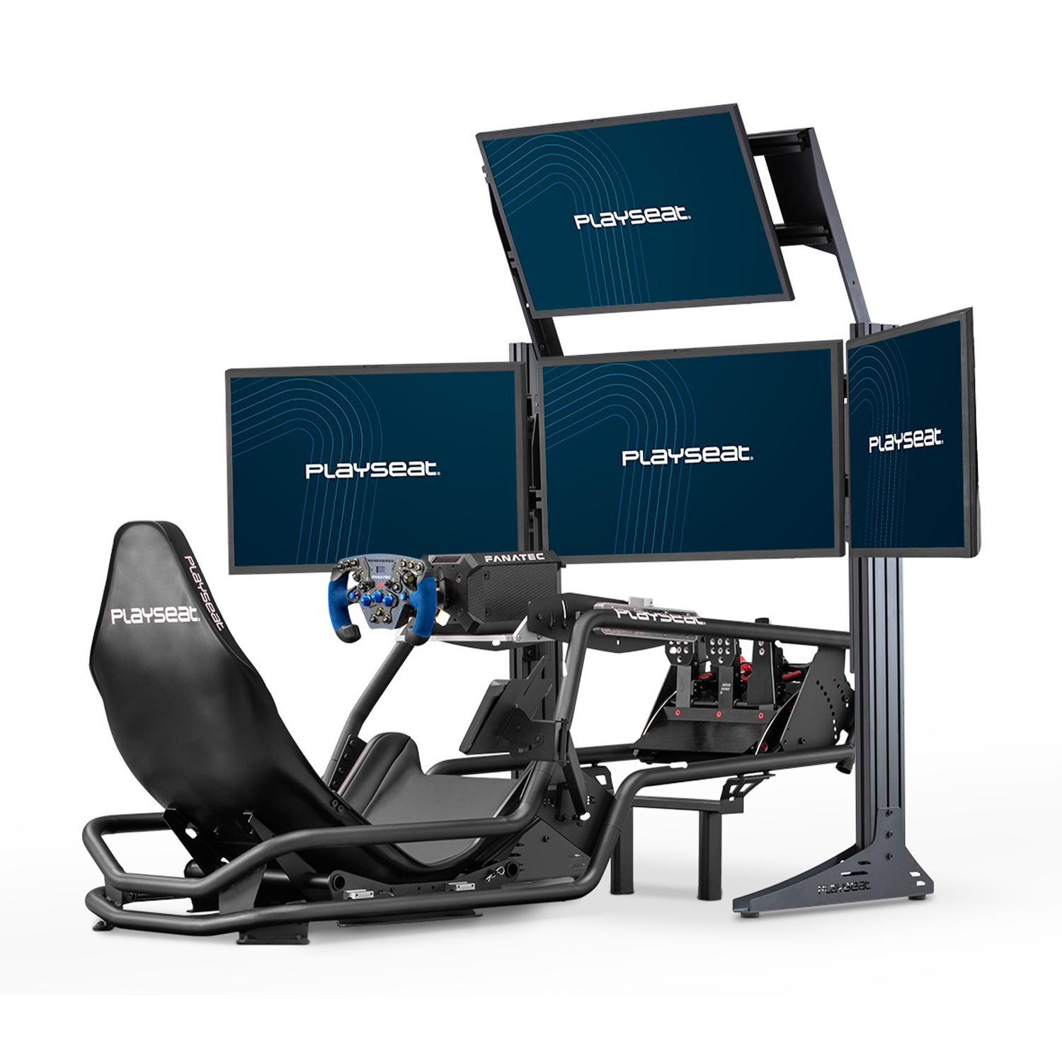 Un setup simulatore di corse con più monitor, un sedile e un volante.