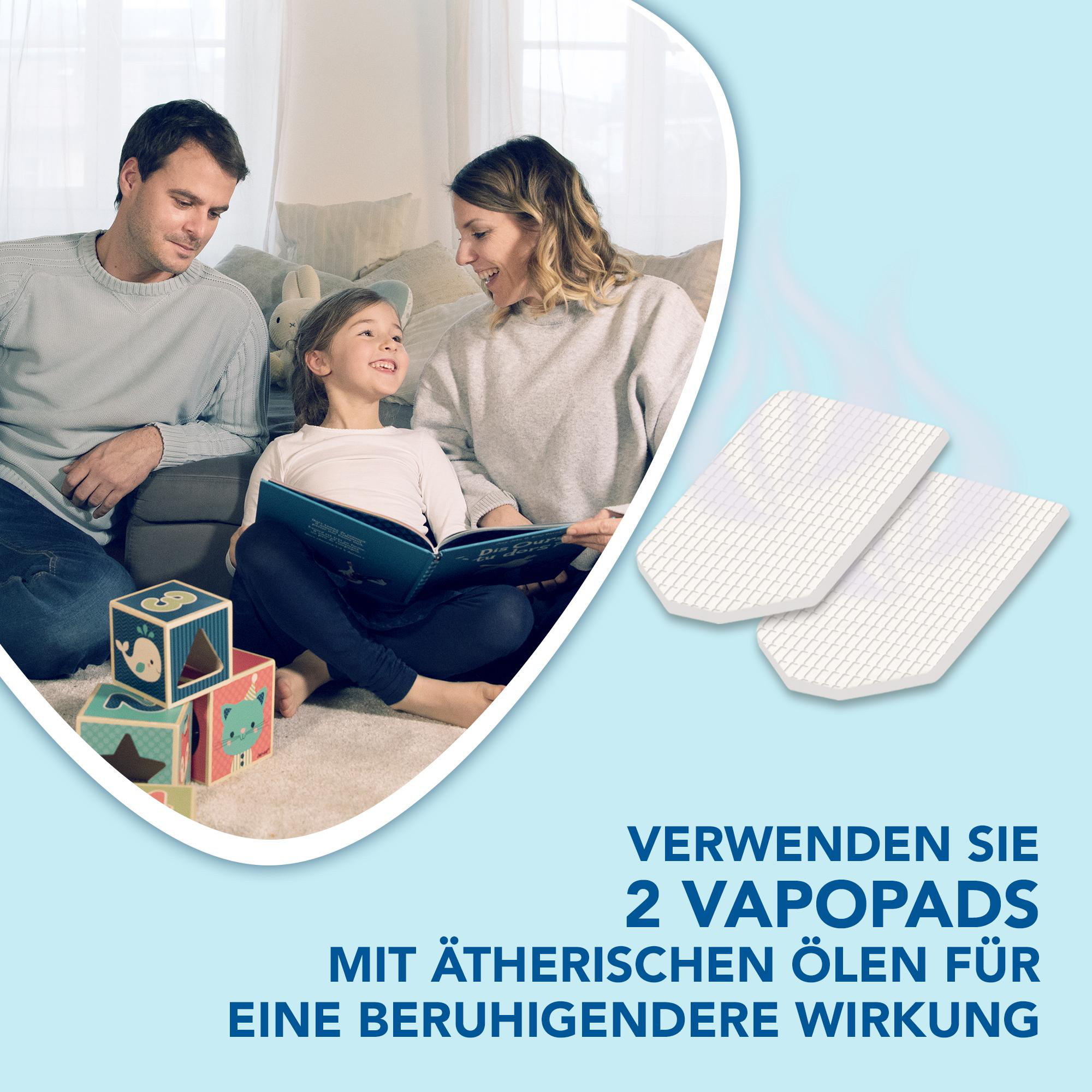 Familie im Wohnzimmer liest ein Buch, mit zwei Dampf-Pads und Text über deren Verwendung.