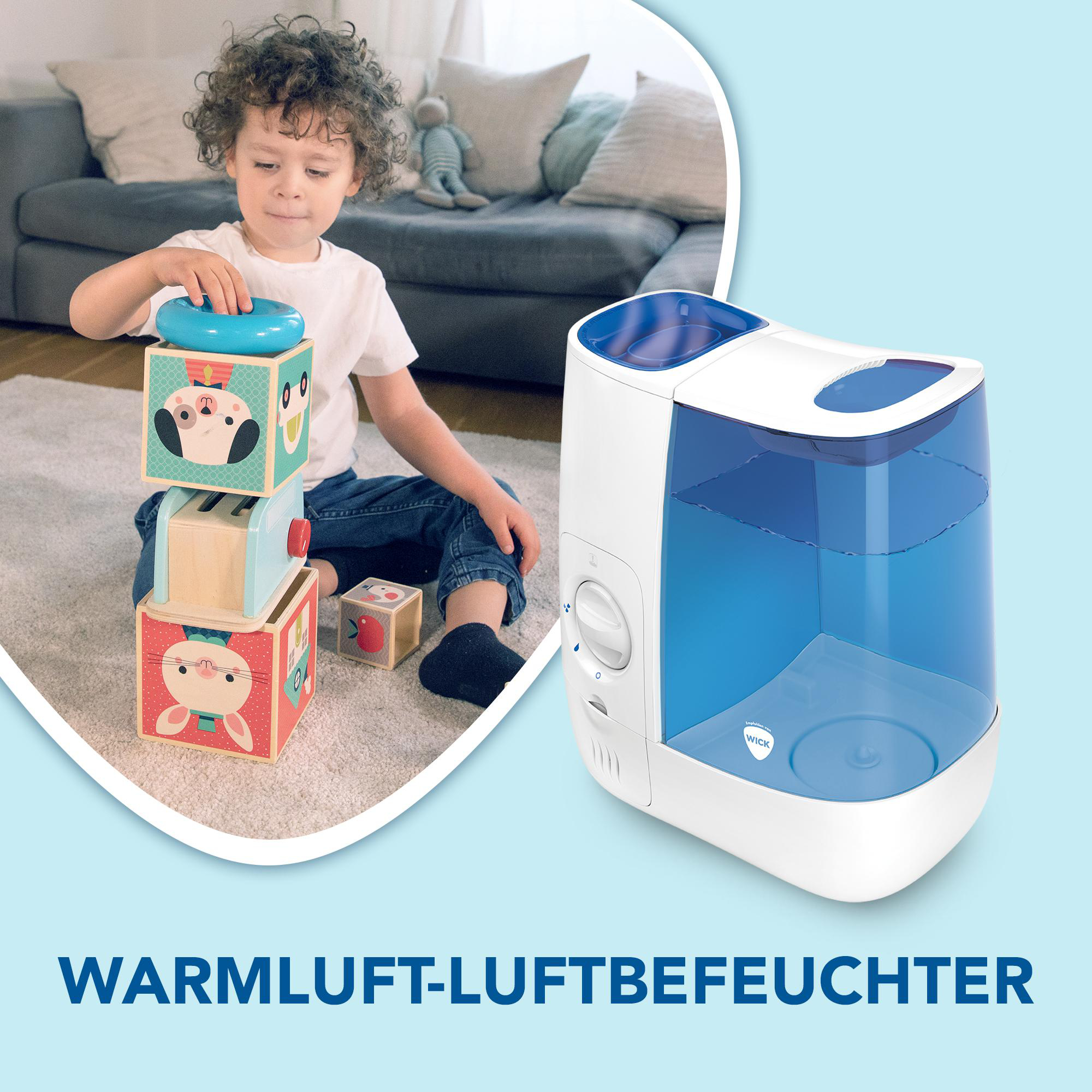 Ein Junge spielt mit Blöcken. Rechts ist ein Luftbefeuchter.