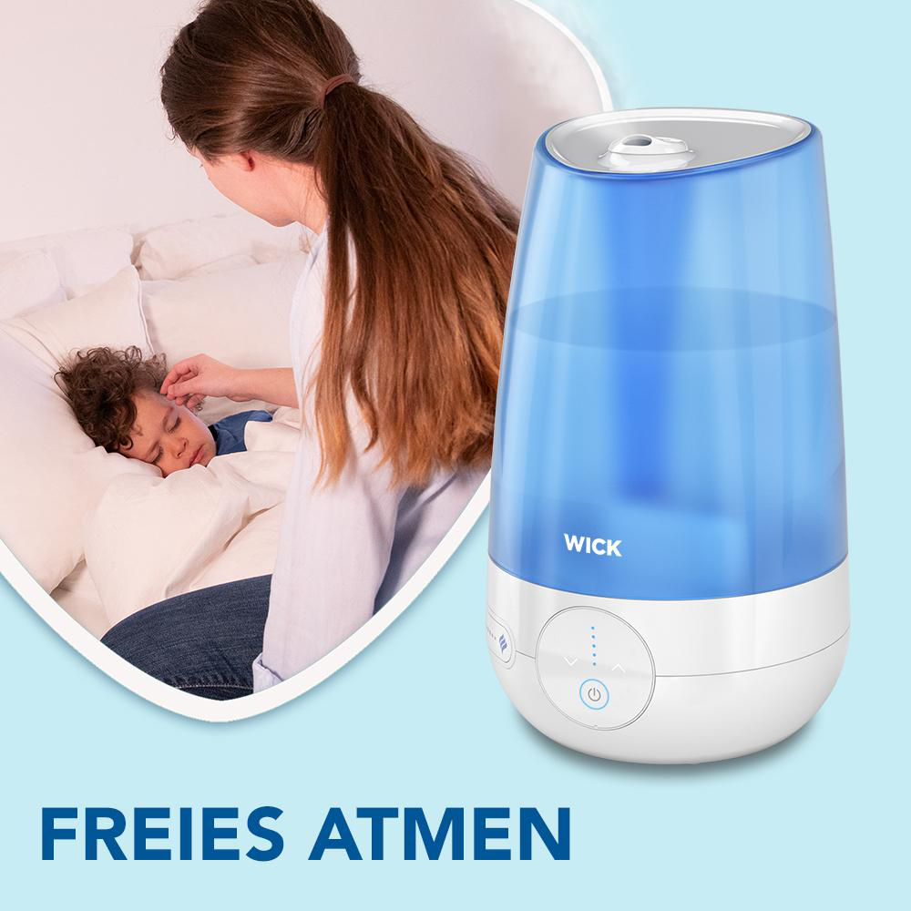 Frau und schlafendes Kind neben einem blau-weißen Luftbefeuchter mit Text: FREIES ATMEN.
