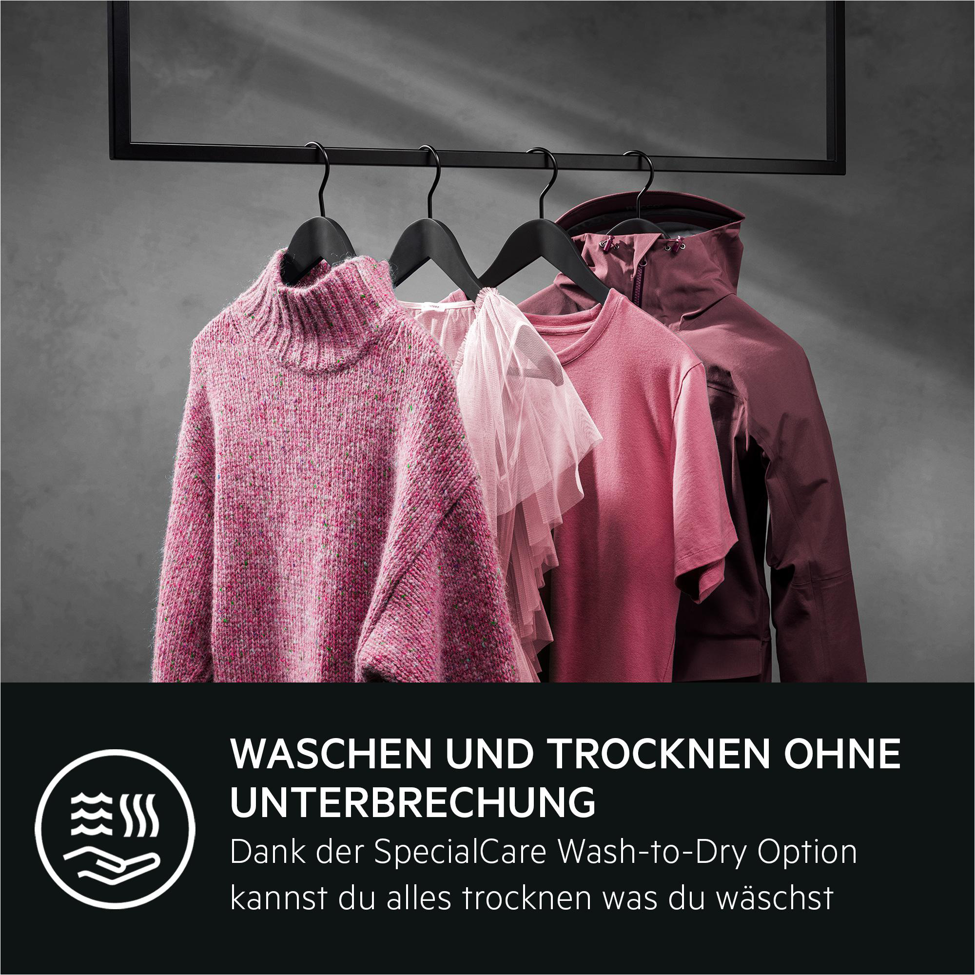 Kleidung, die auf einem Kleiderständer hängt, mit Text am unteren Rand.