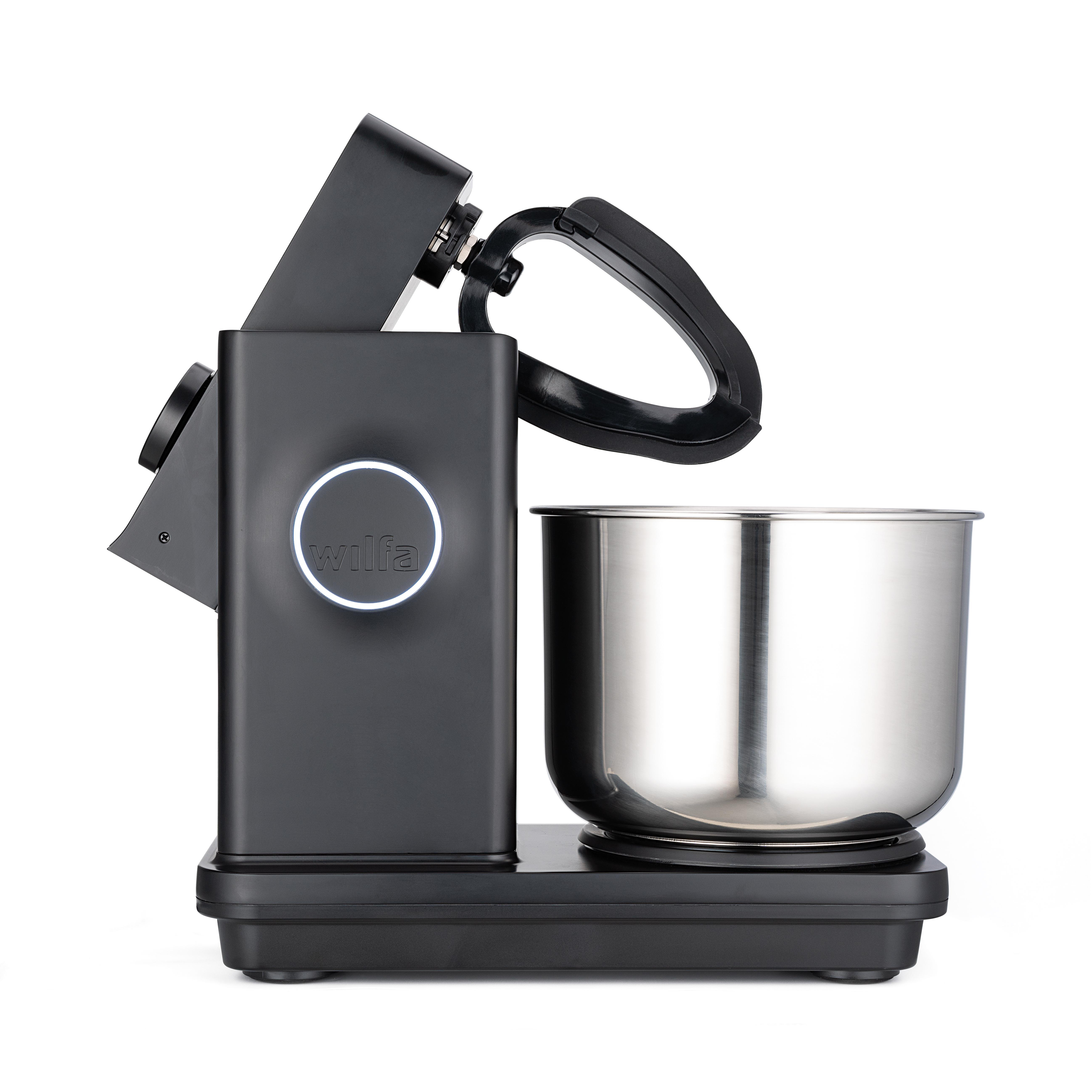 Schwarzer Küchenmixer. Die Schüssel ist silberfarben. An der Seite der Maschine befindet sich ein weißes Licht.
