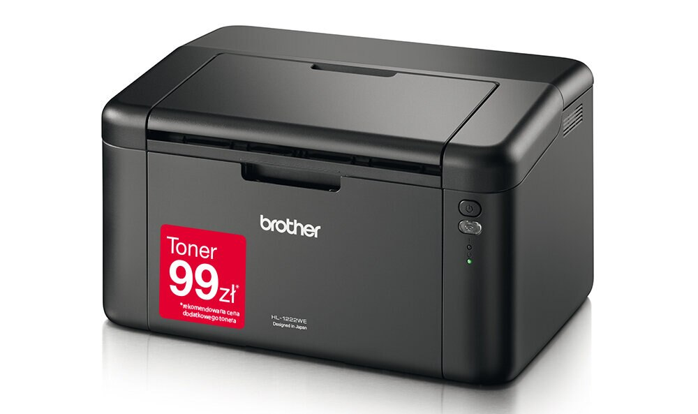 Czarna drukarka Brother. Czerwona naklejka pokazuje cenę tonera. Białe tło.