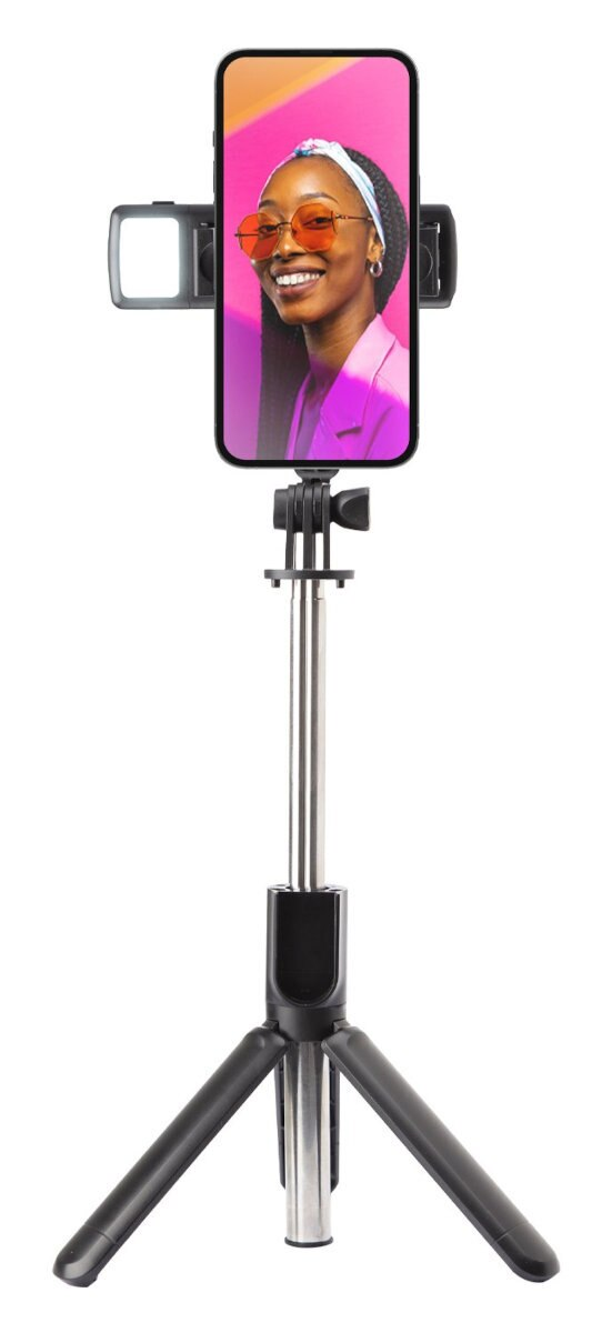 Smartfon jest zamontowany na statywie ze światłem. Na ekranie widnieje twarz kobiety.