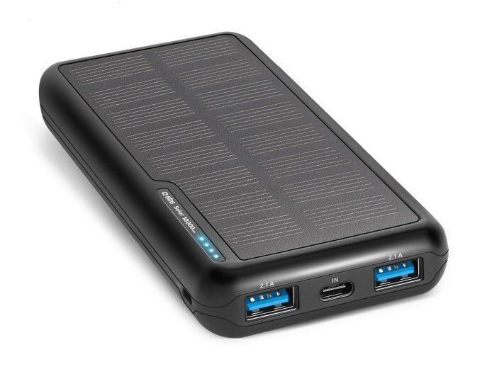Czarny power bank z panelem słonecznym z dwoma portami USB i portem typu C.