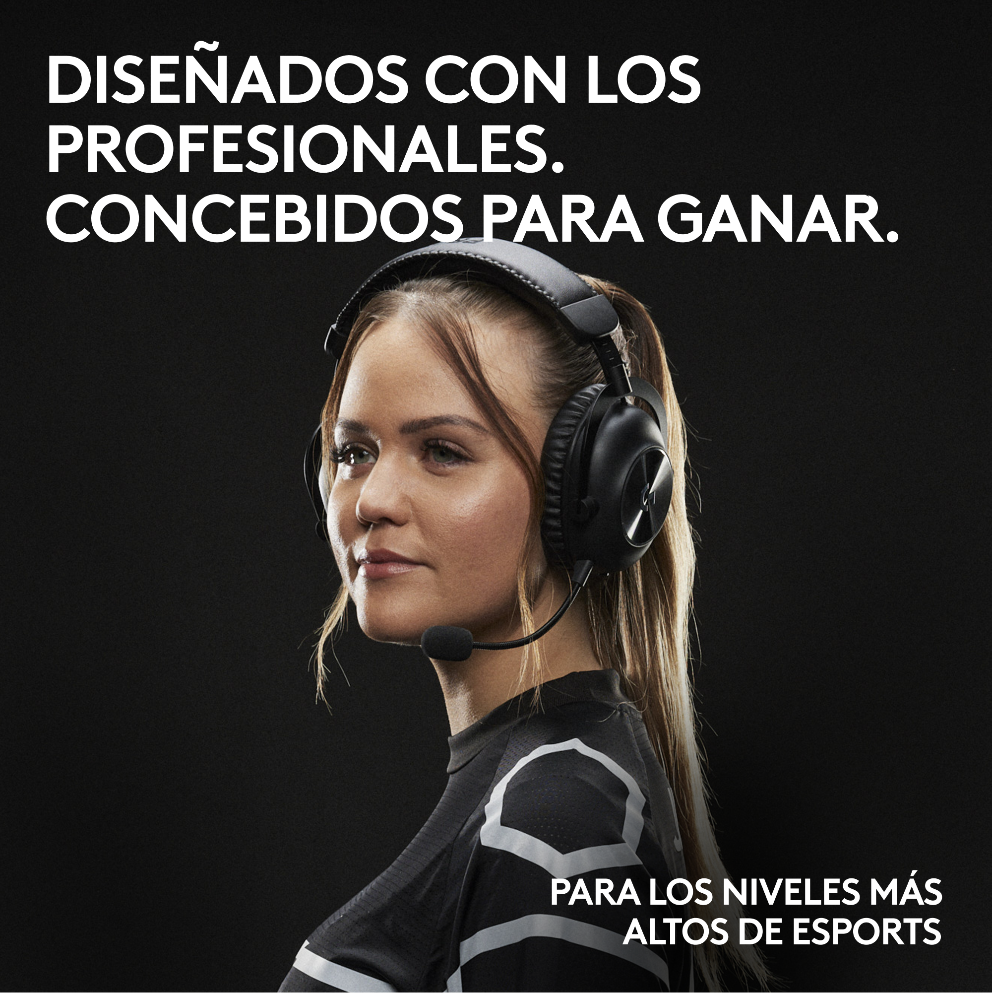 Mujer con auriculares negros y micrófono, con texto sobre esports.