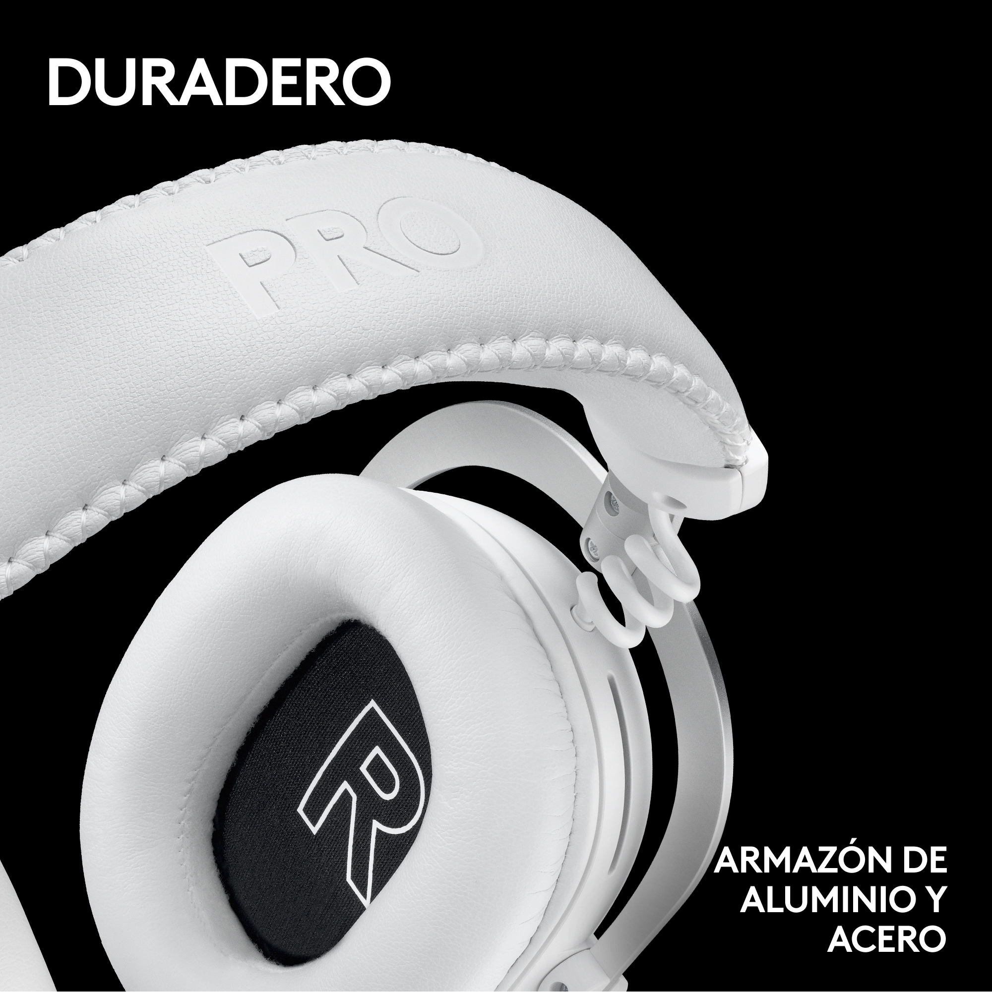 Auriculares blancos con la palabra PRO grabada en la diadema. El fondo es negro.