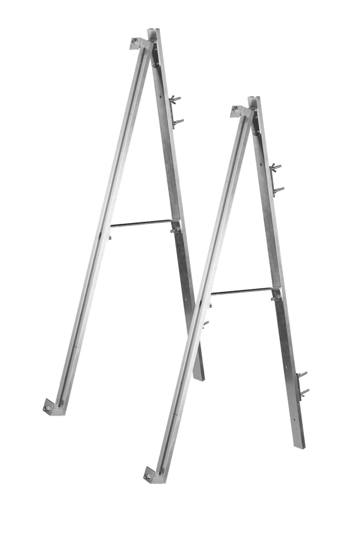 Zwei silberne Metalleasel stehen vor einem weißen Hintergrund.