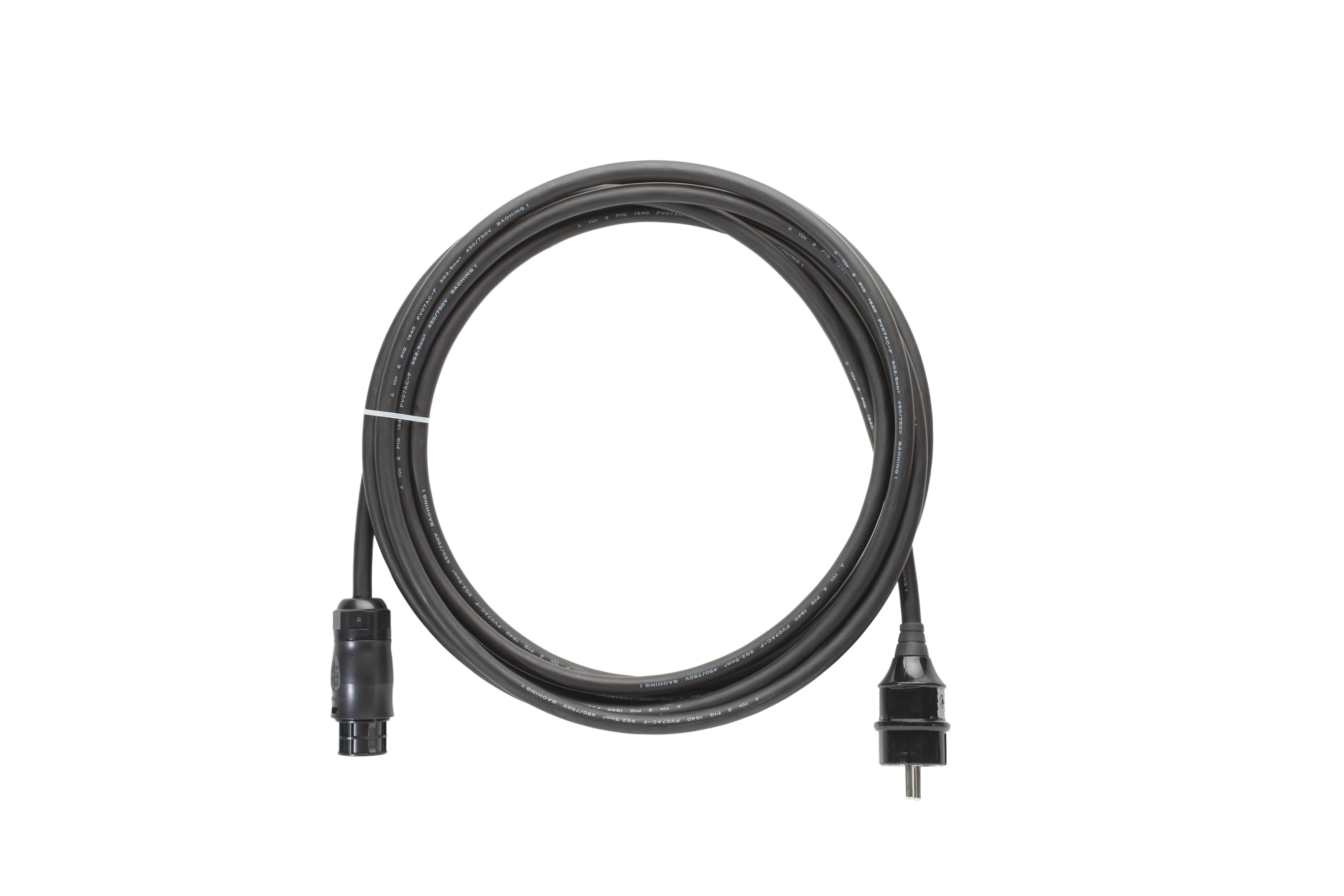 Ein schwarzes Netzkabel auf weißem Hintergrund aufgerollt.