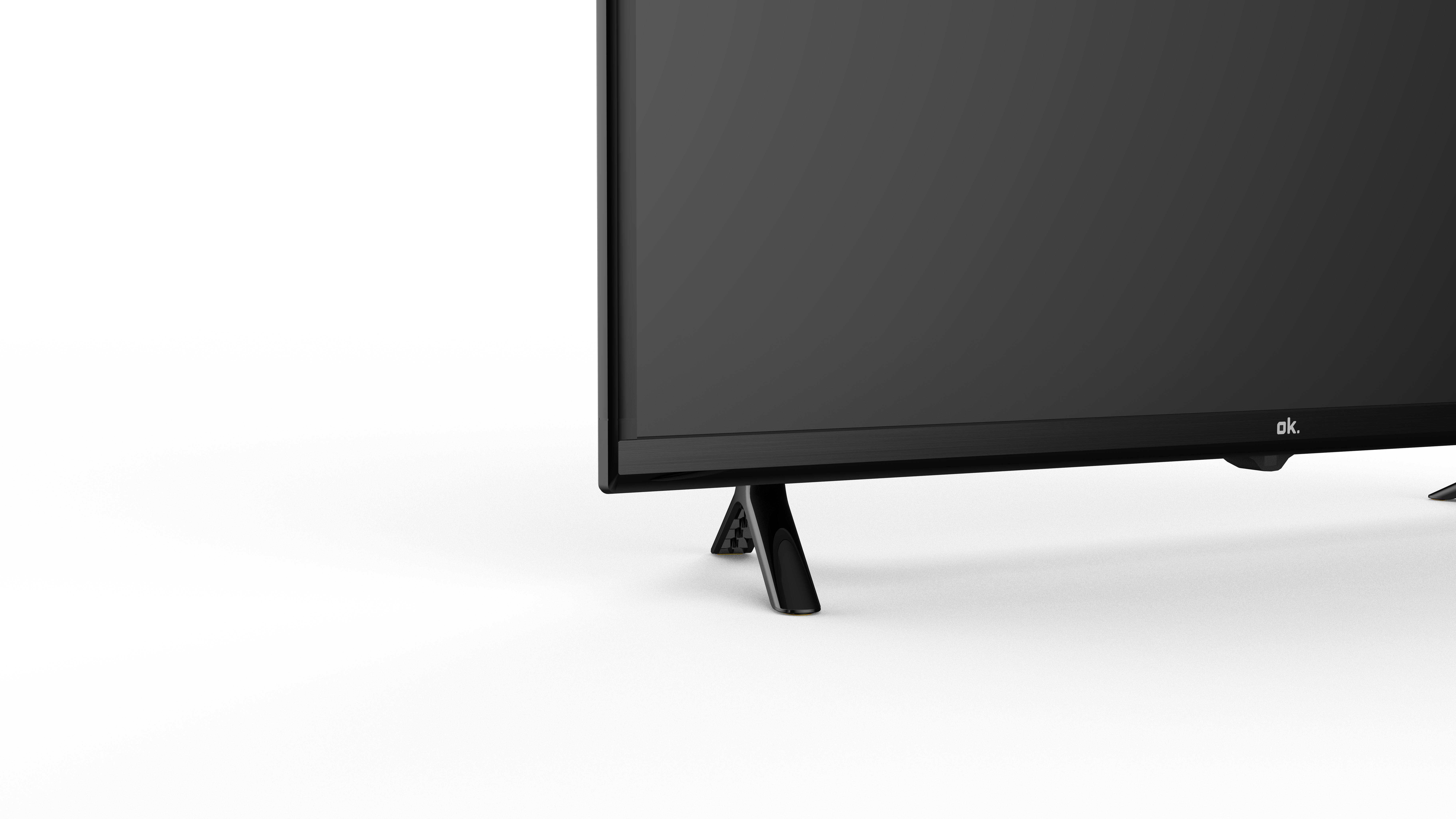 Nahaufnahme eines schwarzen Fernsehers mit Ständer, auf weißem Hintergrund.