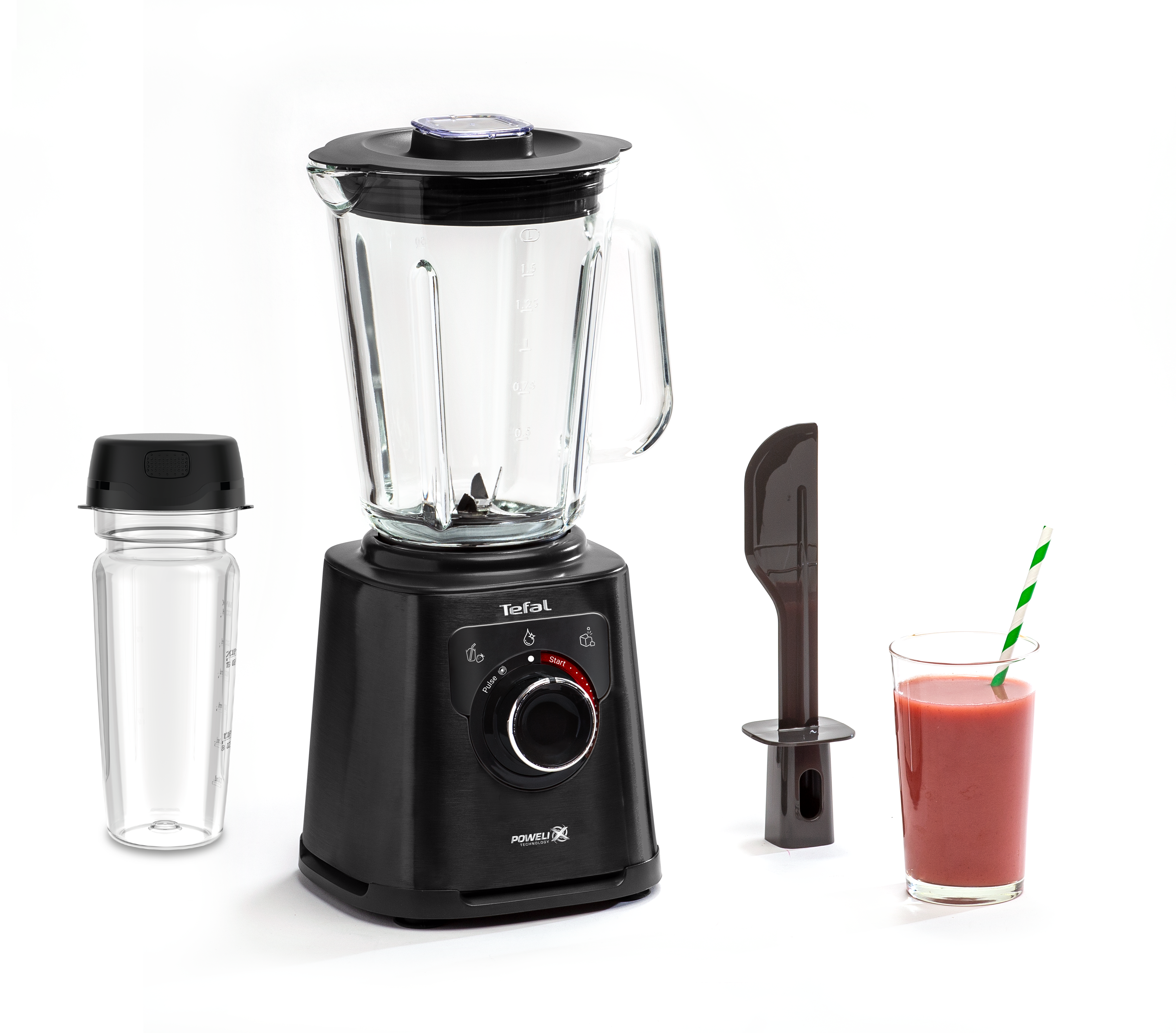 Egy turmixgép üvegedénnyel és kiegészítőkkel. Egy pohár piros smoothie van.